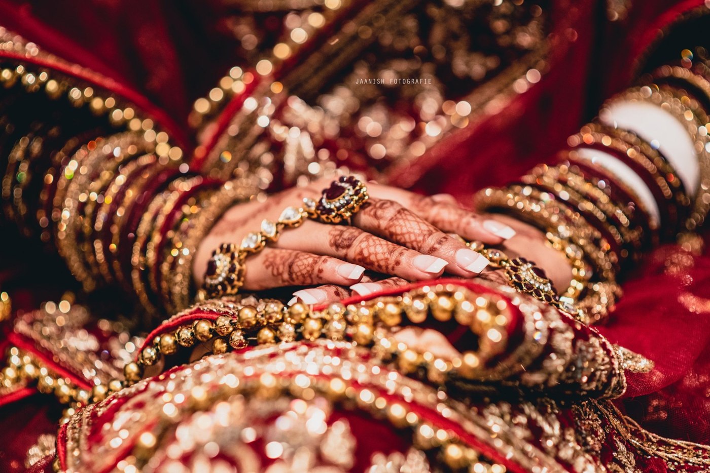 Mehndi en gouden sieraden tijdens een bruiloft, gefotografeerd door Jaanish Fotografie